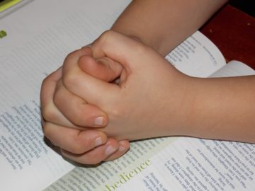 child-praying-hands-1510773